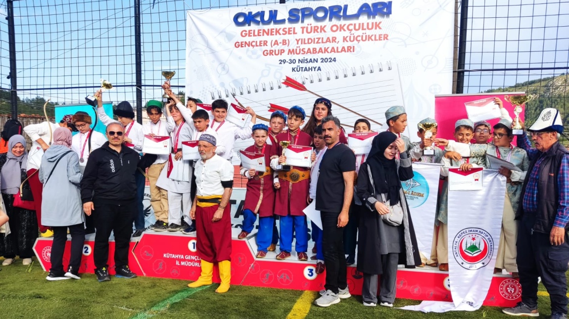 Şehit Komiser Muhsin Kiremitçi İmam Hatip Ortaokulu Geleneksel Türk Okçuluk takımımız Kütahya'da yapılan Grup müsabakalarında birinci olmuştur.
